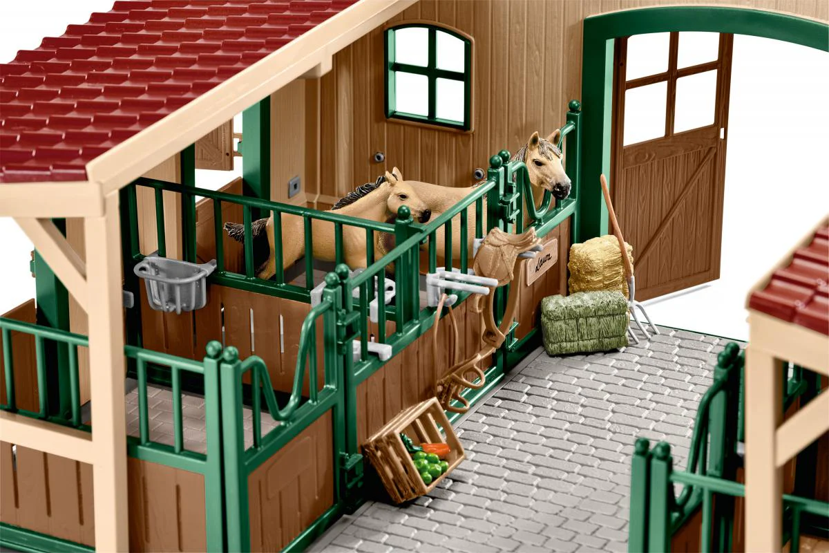 Stable with horses and accessories - Image 3